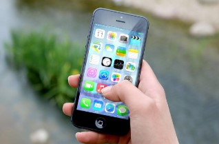 突然の友人申請やダイレクトメッセージ